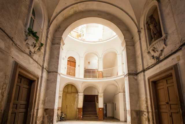 Bari, androni che paiono teatri e statue di Renzo e Lucia: � l'eclettico "Palazzo Manzoni"